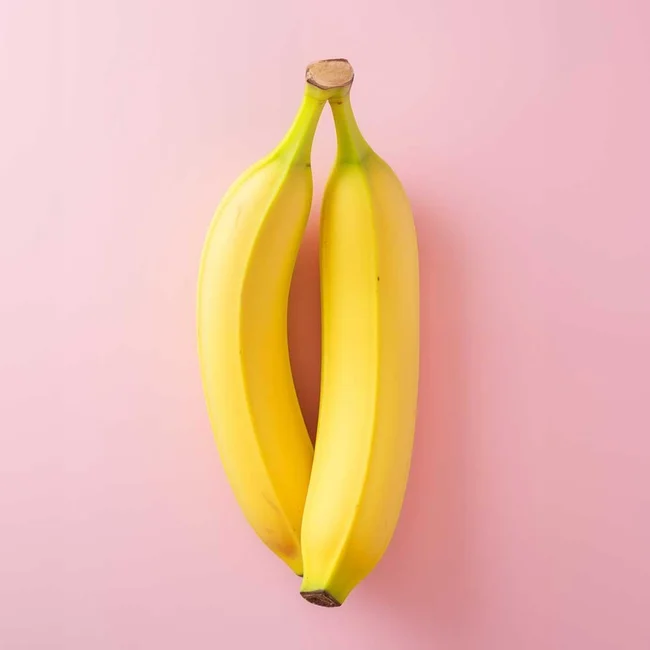 Duas bananas num fundo rosa